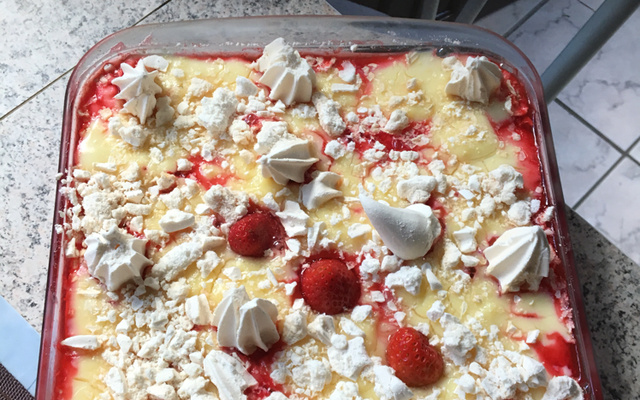 Torta fácil de morango com suspiro