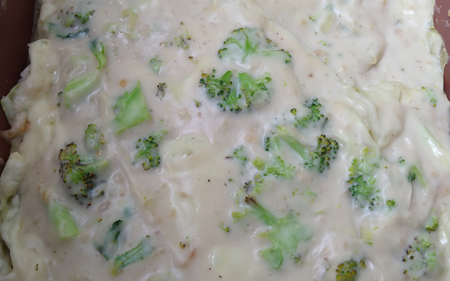 Deliciosa lasanha de repolho ao molho de queijo e brócolis