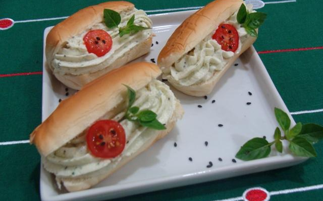 Bisnaguinha Caprese da Abima