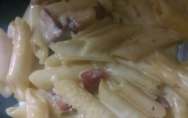 Penne ao molho branco com queijos e bacon