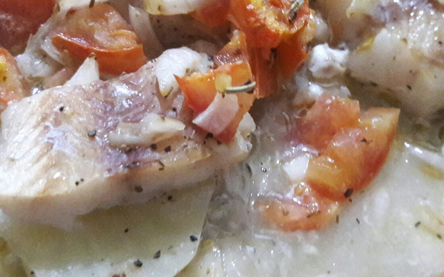 Filé de polaca do Alasca ao forno com batata 