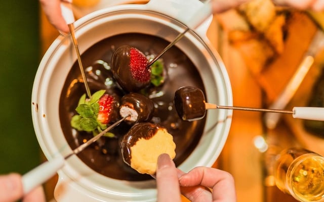 Fondue de chocolate de Dia dos Namorados com acompanhamentos