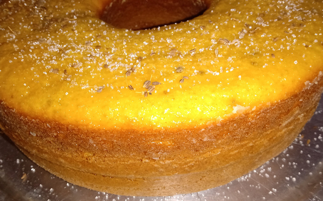 Bolo de fubá com erva doce