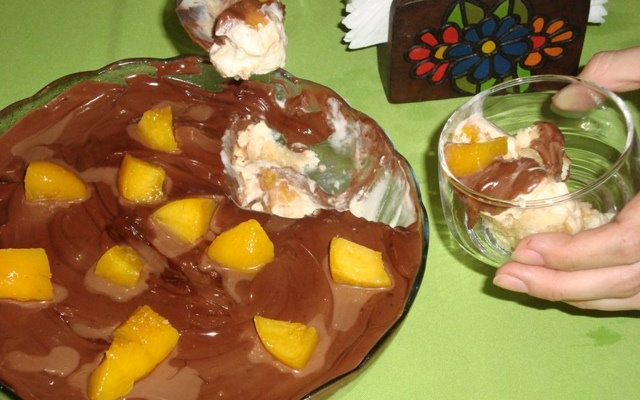 Pavê de sorvete de creme com pêssegos