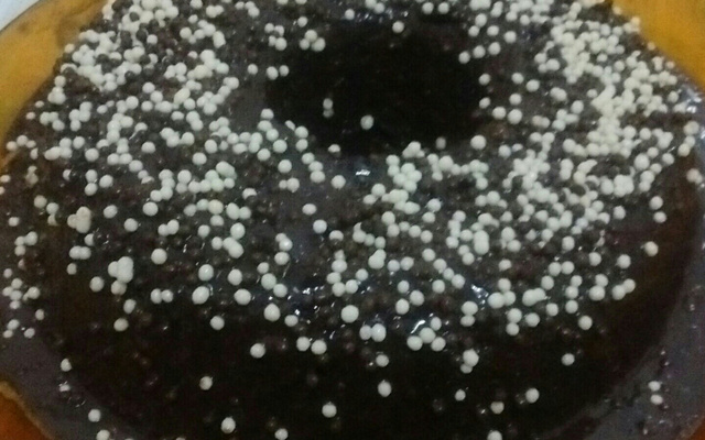 Bolo de cenoura com calda de chocolate de microondas
