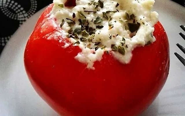 Tomate recheado com ricota