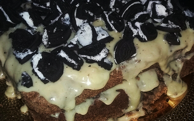 Bolo de Oreo com cobertura de leite em pó