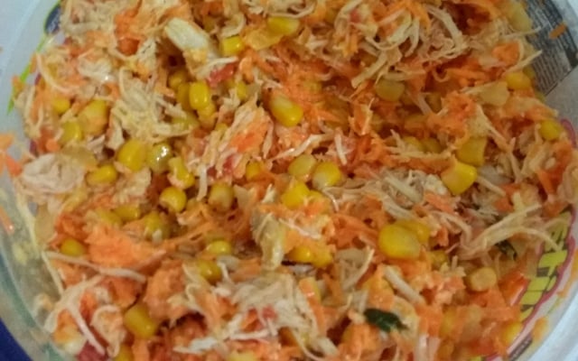 Salada de frango desfiado com cenoura