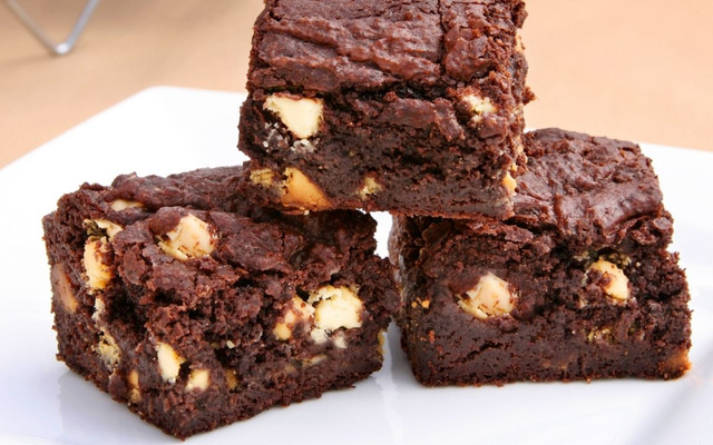 Brownie sem glúten com pedaços de chocolate branco