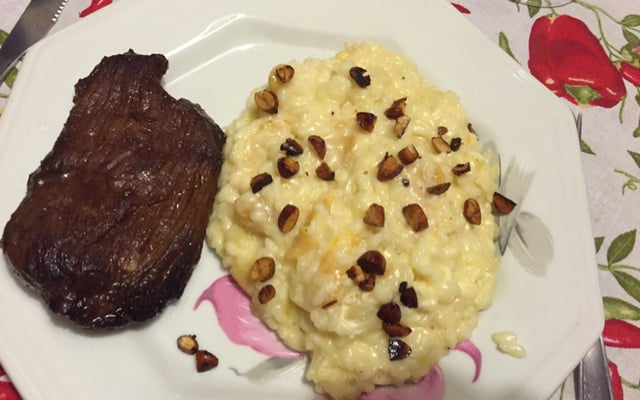 Risoto de damasco com amêndoas e queijo.