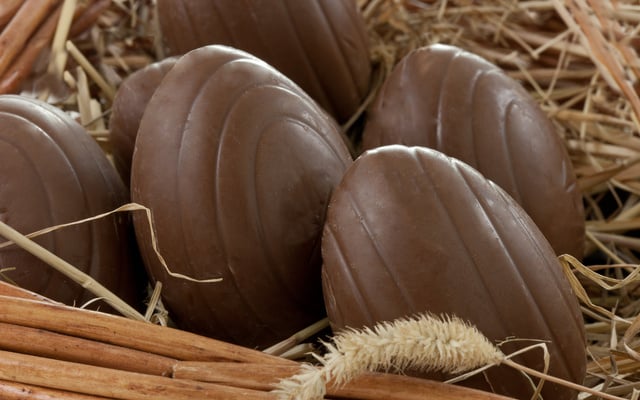 Ovo de Páscoa trufado com casca de chocolate em um cesto
