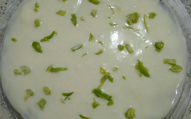 Bolo de abacaxi com cobertura de limão