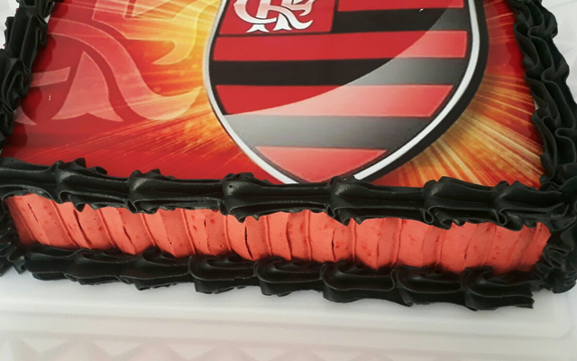 Pão de ló de chocolate com recheio e cobertura