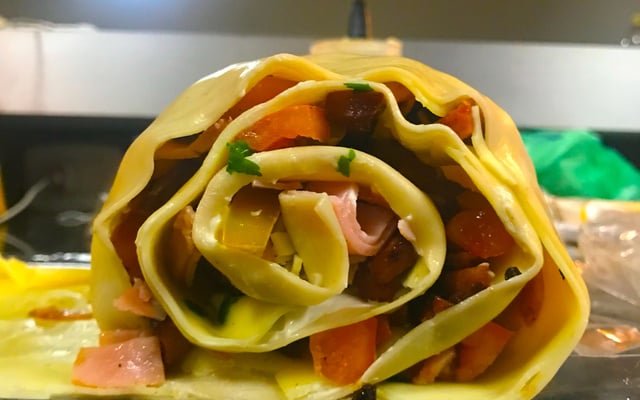 Rocambole de massa de pastel