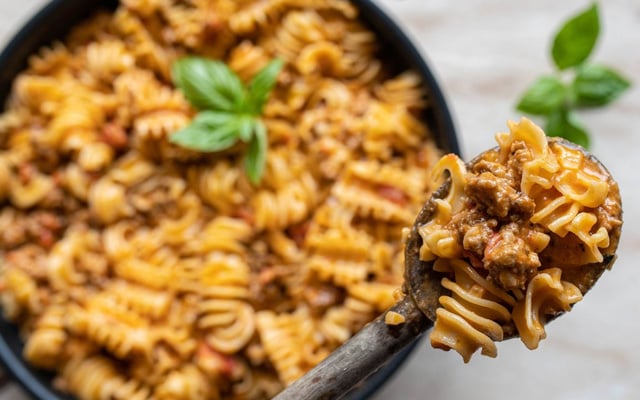 Macarrão cremoso com carne moída e creme de leite