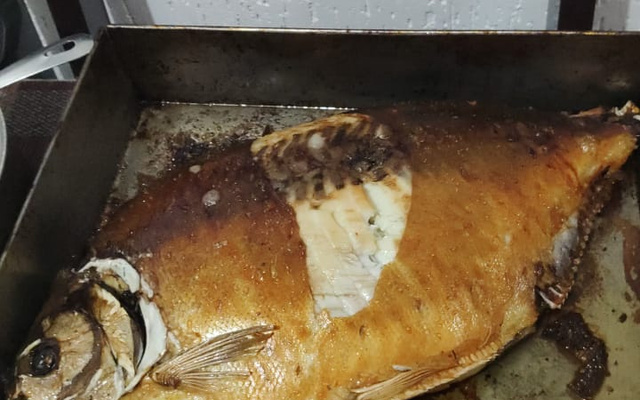 Pacu assado recheado com farofa