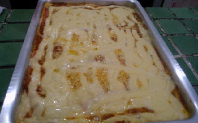 Lasanha com molho branco e bolonhesa
