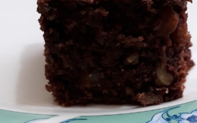 Bolo de aveia com maçã e nozes