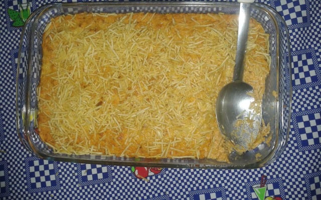 Desfiado de frango gratinado com batata palha