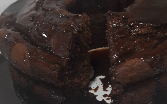Bolo de banana com aveia e chocolate