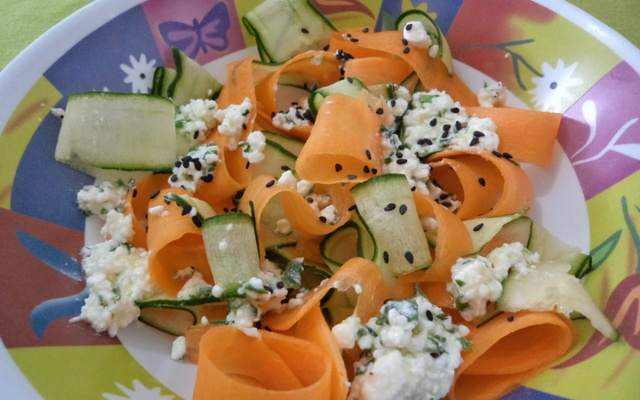 Salada de pepino e cenoura com molho de queijo cottage e gergelim preto