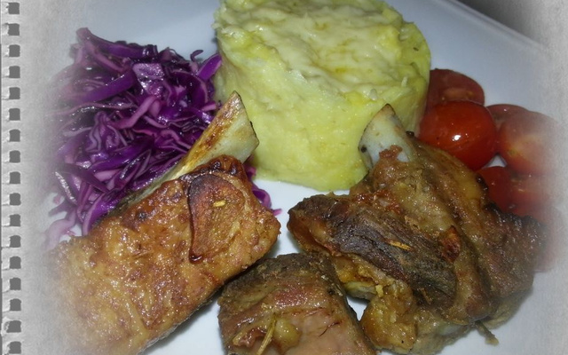 Costelinha suína com mostarda e purê de batata doce com laranja