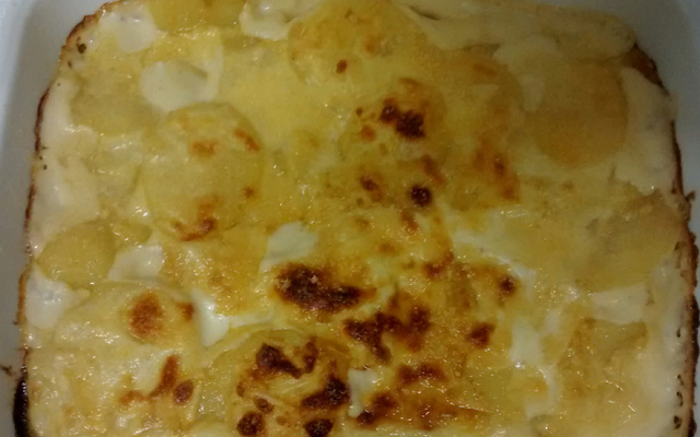 Batata gratinada cozida no leite
