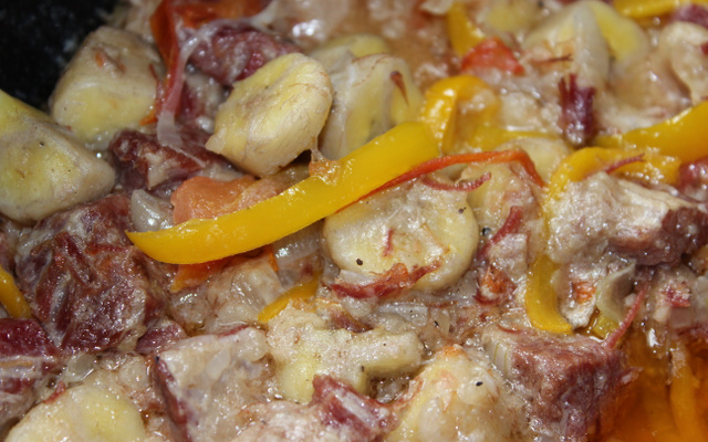 Banana verde com carne seca