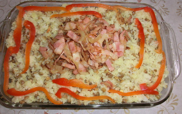 Arroz com lentilha e cebola dourada