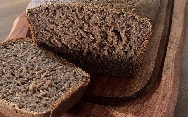 Bolo de alfarroba e biomassa de banana verde