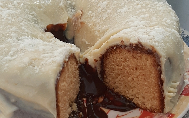 Bolo vulcão de leite em pó com creme de avelã