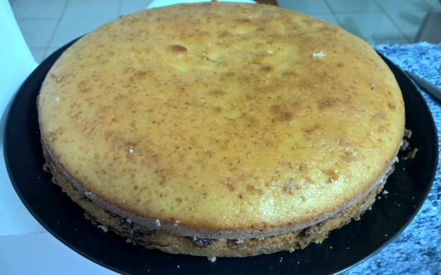 Bolo de iogurte simples e rápido com recheio de chocolate e cereais