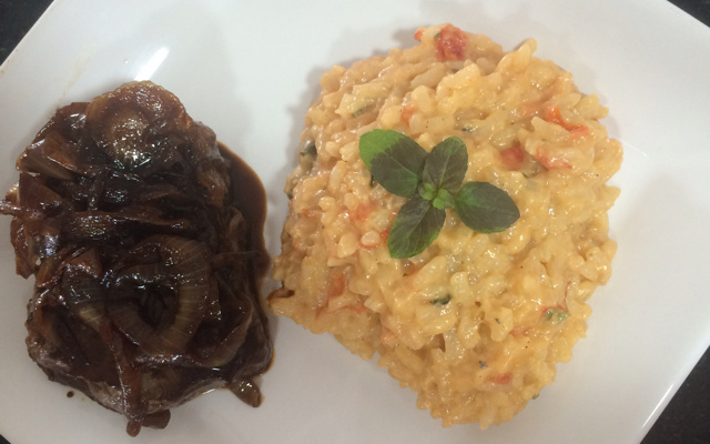 Risoto de queijo com tomate cereja e manjericão