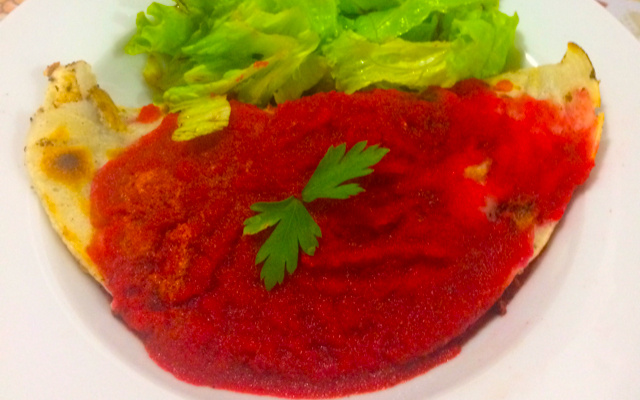 Panqueca vegana ao molho de beterraba