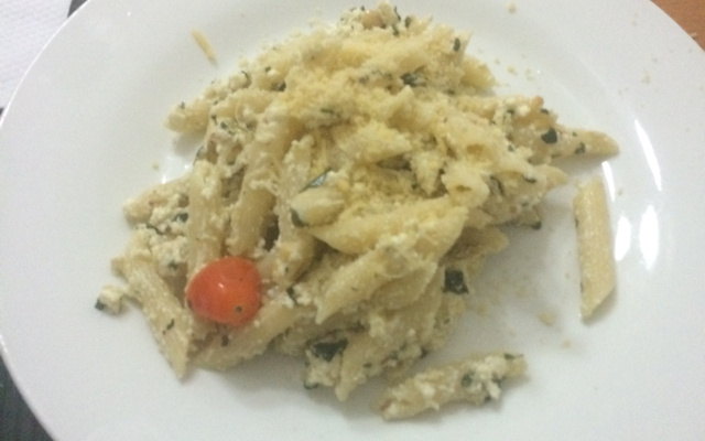 Macarrão ao pesto de manjericão