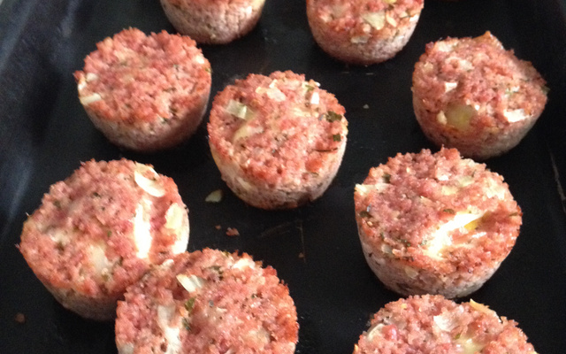 Empadinha de linguiça, recheada com ovo e queijo