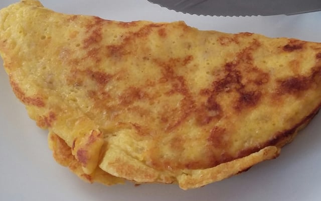 Omelete com banana e queijo