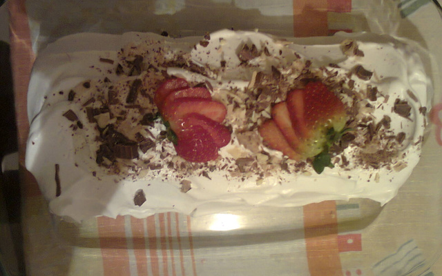 Rocambole de morango e bombom