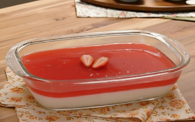 Morango de amor na travessa com brigadeiro de leite em pó e caramelo vermelho