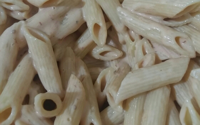 Macarrão ao molho de queijo e presunto