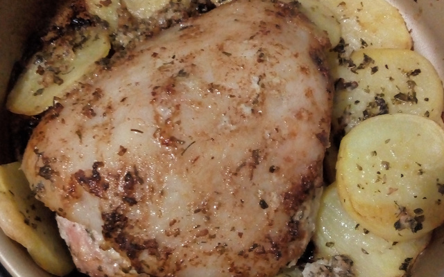 Picanha suína com batatas cobertas de queijo