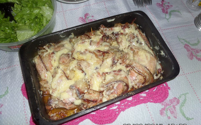Coxa de frango ao requeijão e bacon