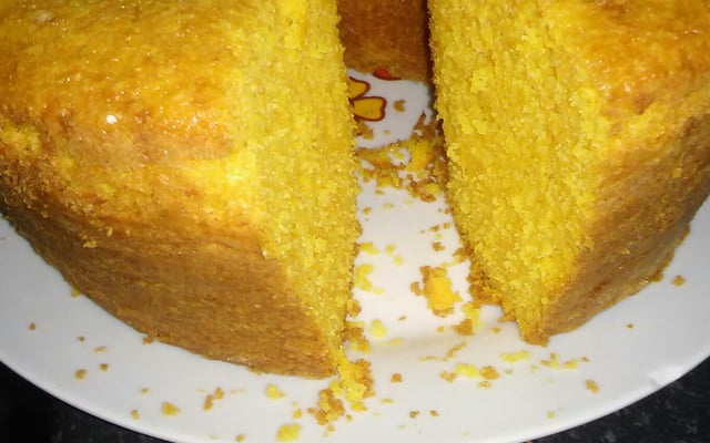Bolo de cenoura com fubá