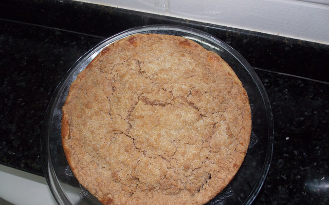 Bolo com recheio de goiabada e cobertura crocante