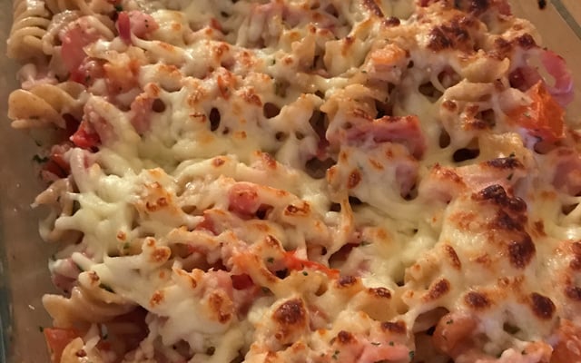 Macarrão ao forno com bacon e mussarela