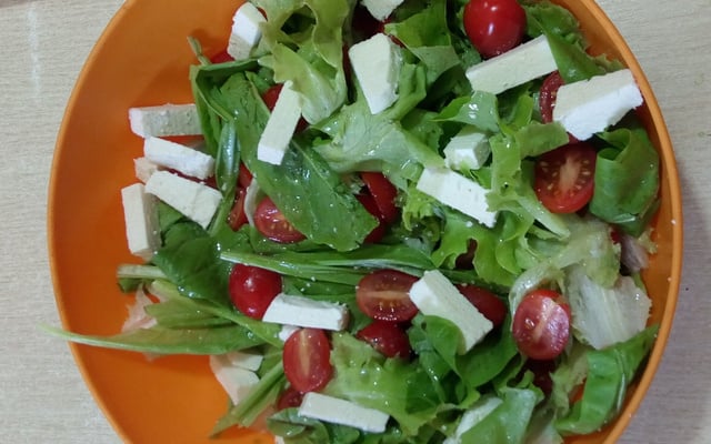 Salada de tomate cereja com queijo e maçã (light)