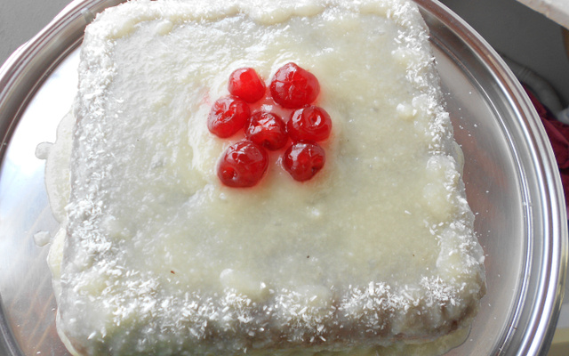 Bolo fofo com cobertura cremosa de coco