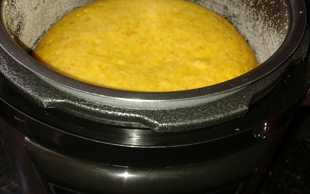 Bolo de cenoura na panela de pressão elétrica