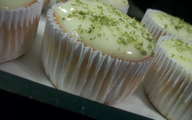 Bolinho de limão com cobertura de leite condensado