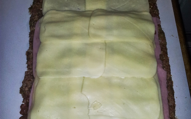 Rocambole de carne moída com linguiça